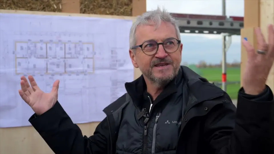 Die Architektur zum Mehrfamilien-Strohhaus