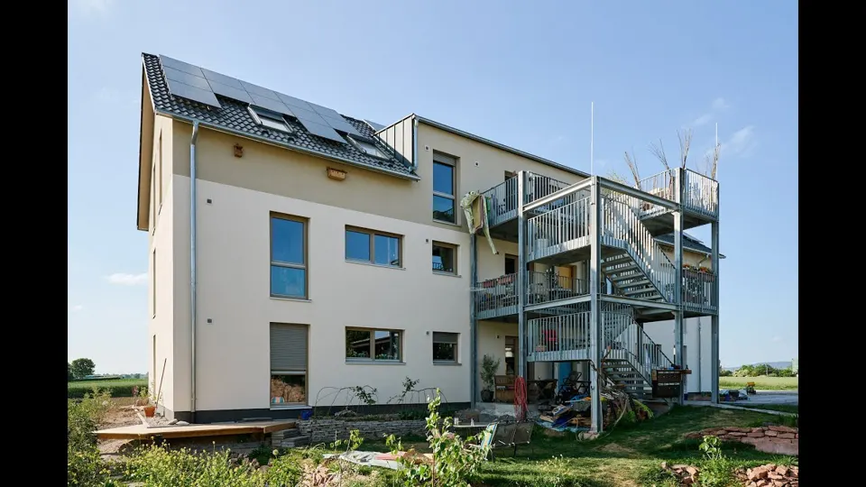 Wohnen neu denken - mit Stroh und Lehm in der Gemeinschaft